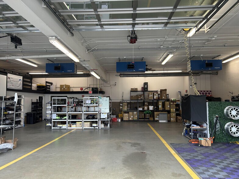 More Photos Of 70 Ridge Rd, Ontario Showroom For Lease