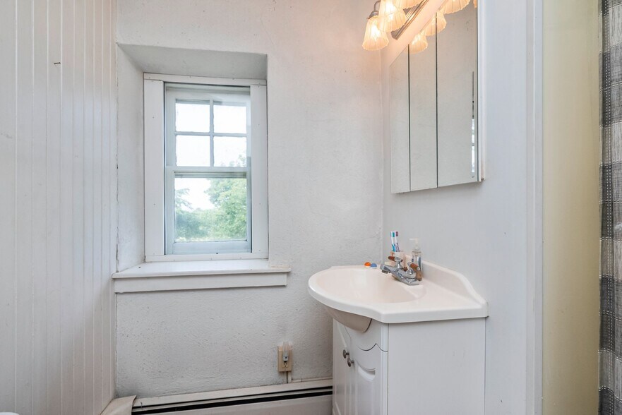 More Photos Of 1112 W Bridge St, Spring City Warehouse For Sale