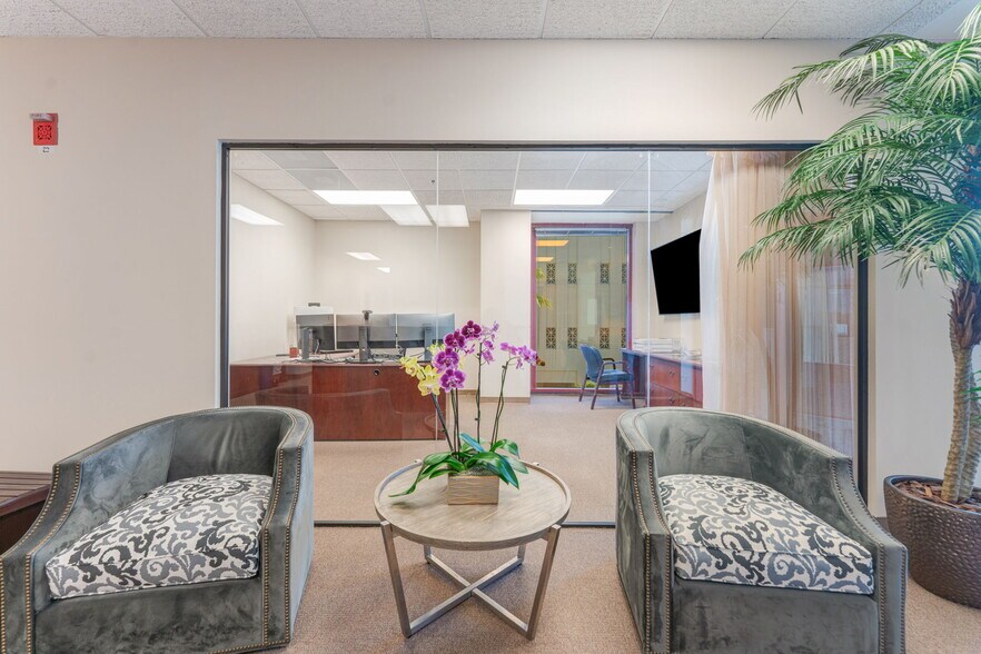 More Photos Of 2033 Main St, Sarasota Office For Lease