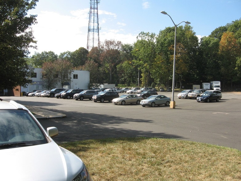 More Photos Of 76 Progress Dr, Stamford Research And Development For Lease