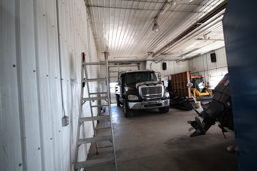 More Photos Of 3208 52 Av, Innisfail Warehouse For Sale