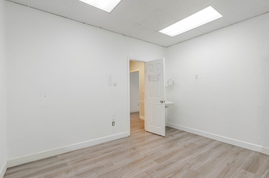 More Photos Of 516 W Lancaster Blvd, Lancaster Storefront For Lease