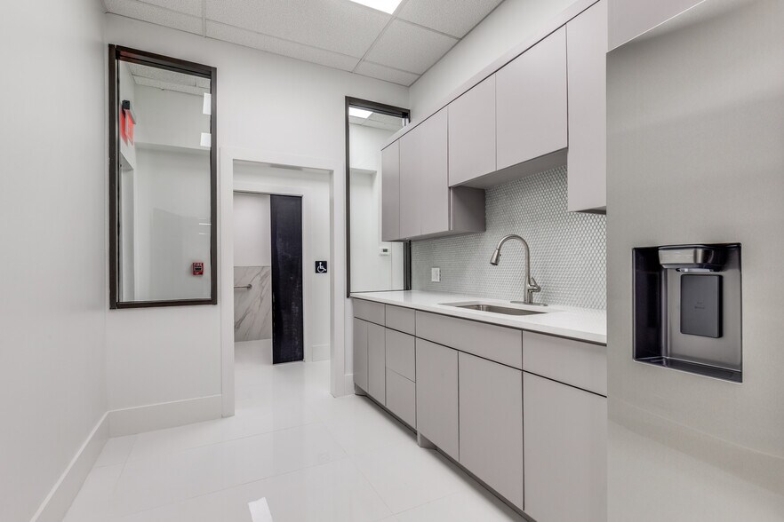 More Photos Of 2824 Valley View Ln, Farmers Branch Medical For Sale