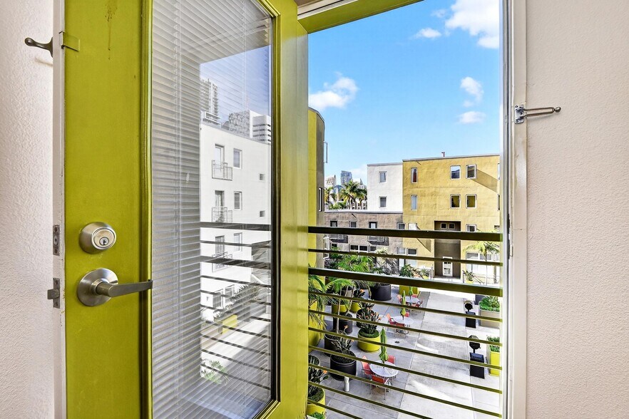 More Photos Of 900 F St, San Diego Apartments For Lease