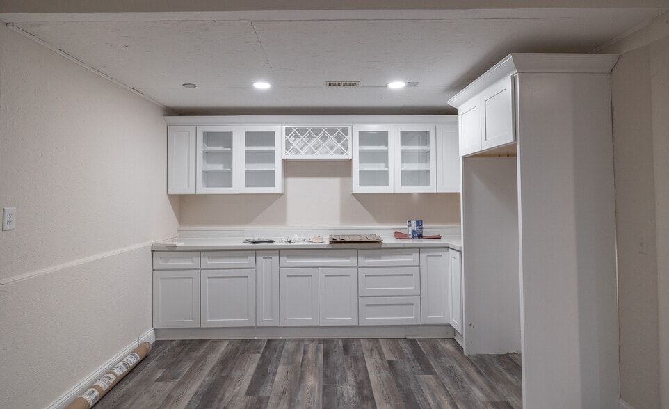 More Photos Of 905 W Scenic Rivers Blvd, Salem Flex For Sale