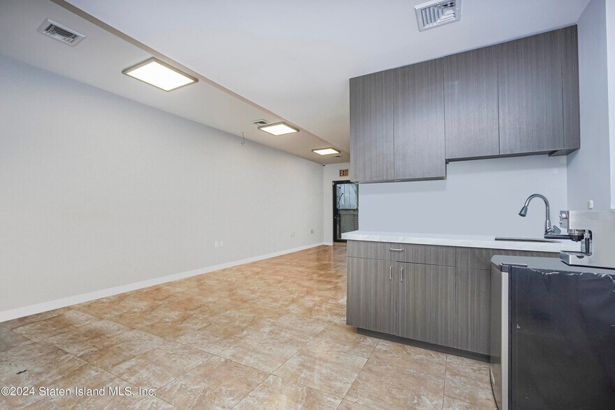 More Photos Of 144 Mcclean Ave, Staten Island Office For Lease