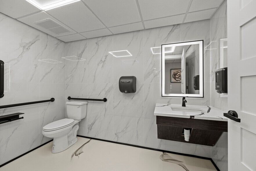 More Photos Of 4588 Kenny Rd, Columbus Storefront Retail Office For Sale