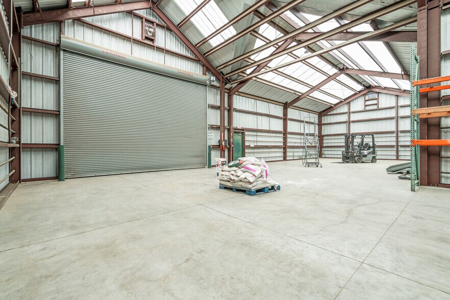 More Photos Of 1202 W Alameda St, Santa Fe Showroom For Lease