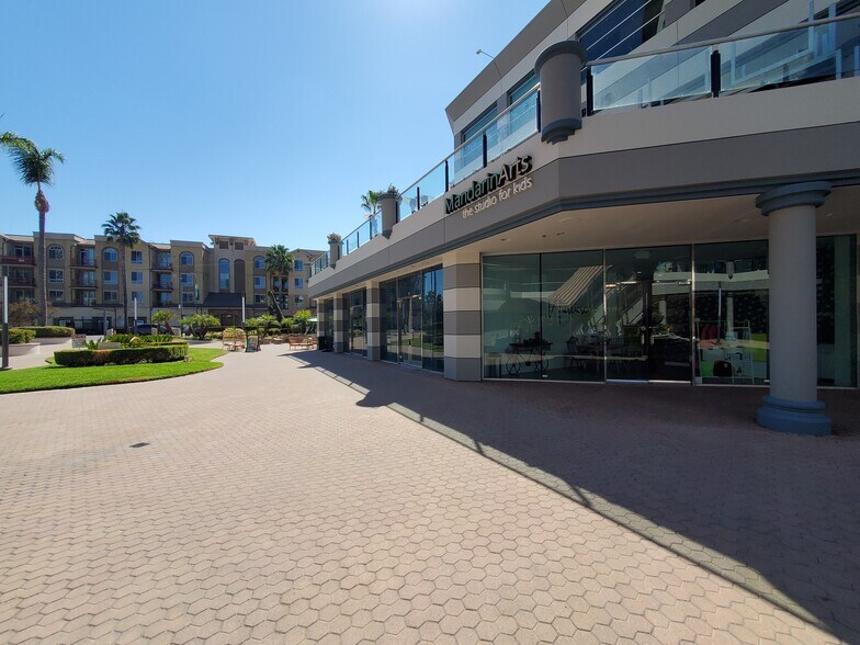 More Photos Of 16101 Ventura Blvd, Encino General Retail For Lease