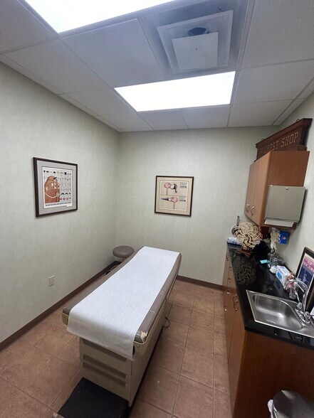 More Photos Of 864 W Jericho Tpke, Huntington Medical For Lease