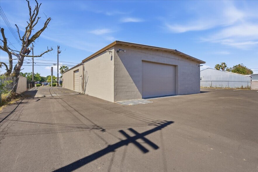 More Photos Of 4554 Auburn Blvd, Sacramento Auto Dealership For Sale