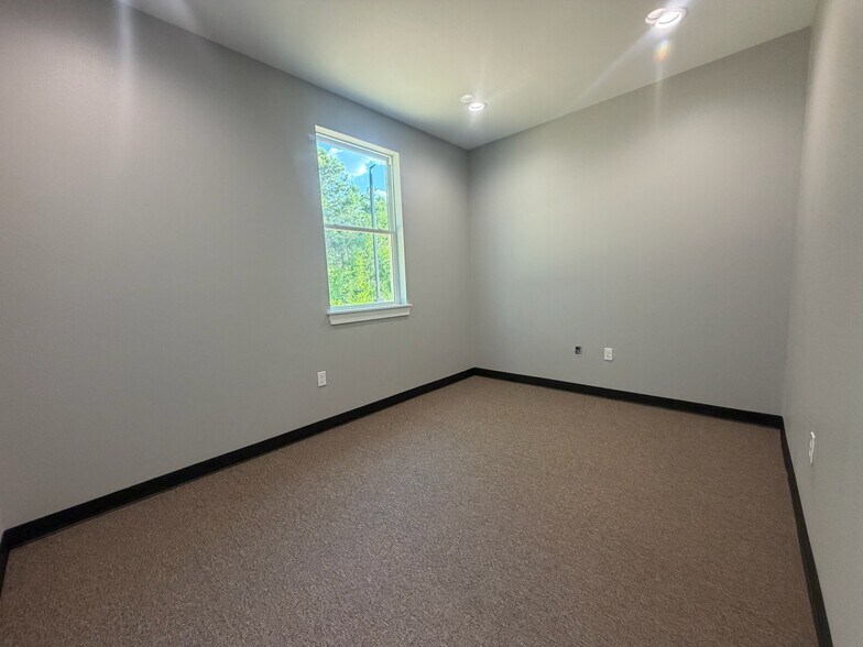 More Photos Of 225 Breck Dr, Stonewall Office For Lease