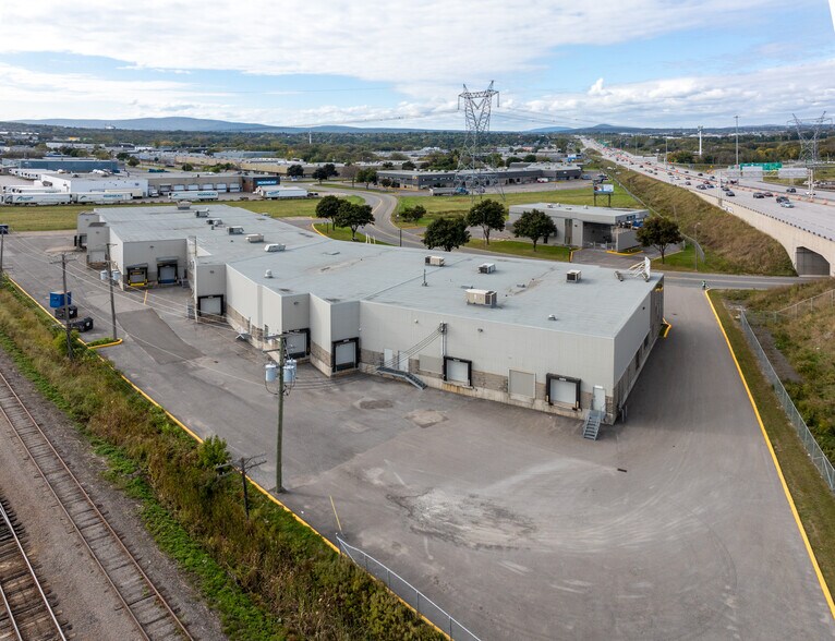 More Photos Of 4975 Rue Rideau, Québec Distribution For Lease