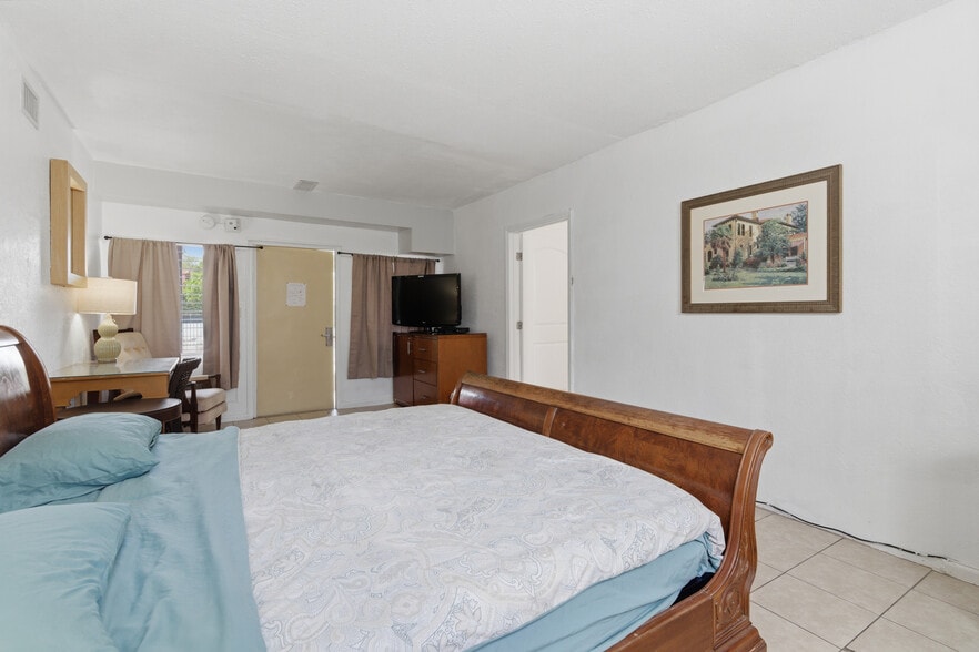 More Photos Of 320 N Federal Hwy, Lake Worth Hotel For Sale