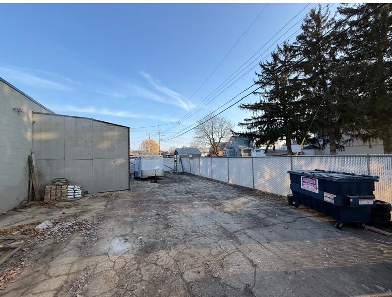 More Photos Of 103 Leonard St S, West Salem Freestanding For Lease