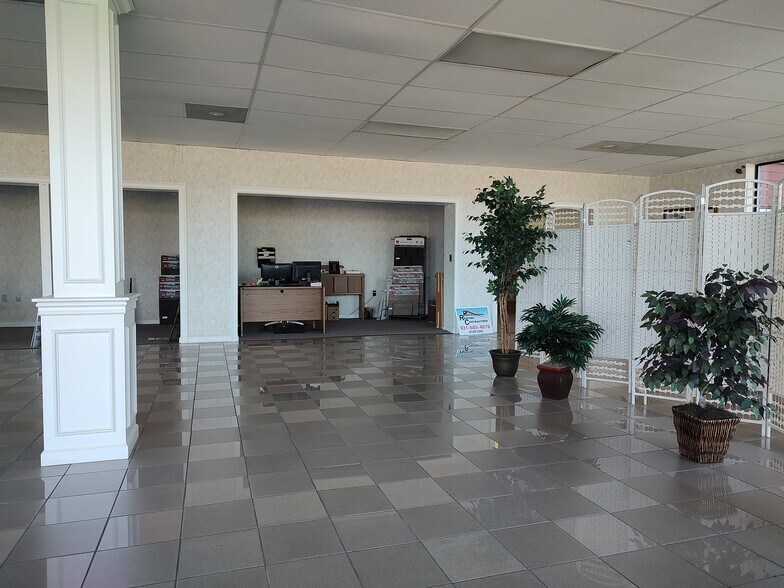 More Photos Of 1210 Madison St, Shelbyville Freestanding For Lease