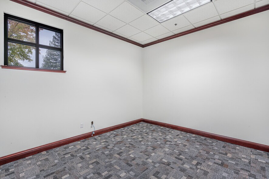 More Photos Of 810 Denbeste Ct, Windsor Office For Lease