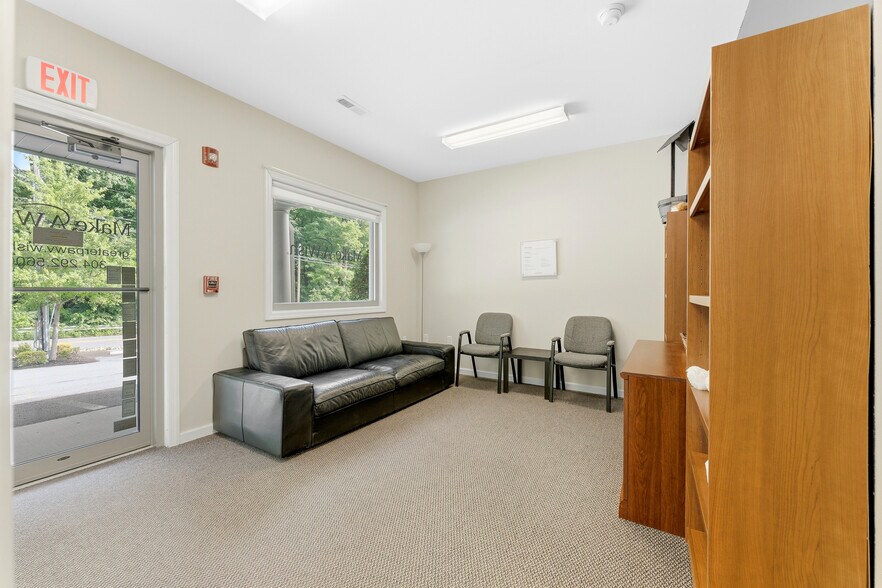 More Photos Of 913-921 Canyon Rd, Morgantown Flex For Lease