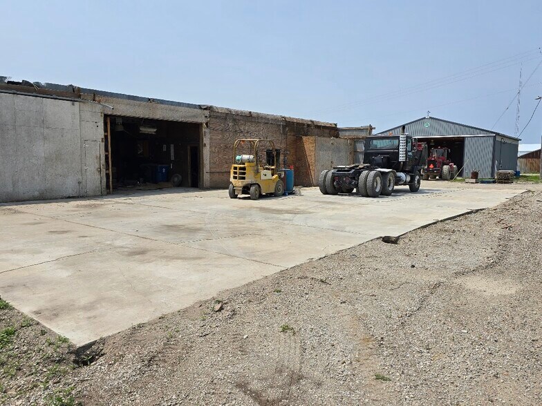 More Photos Of 808 W Walnut St, Fairbury Industrial For Sale