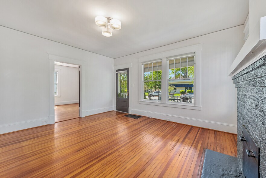 More Photos Of 221 E Kingston Ave, Charlotte Office Residential For Sale