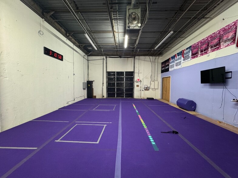 More Photos Of 8325-8339 Nieman Rd, Lenexa Flex For Lease