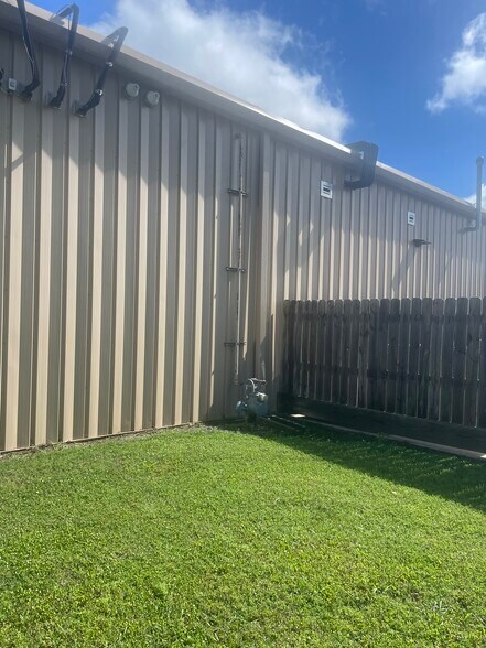 More Photos Of 202 S 2nd St, Porum Freestanding For Lease