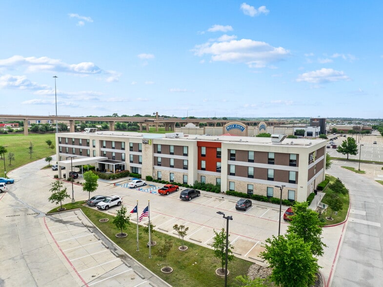 Primary Photo Of 5401 SW Loop 820, Fort Worth Hotel For Sale