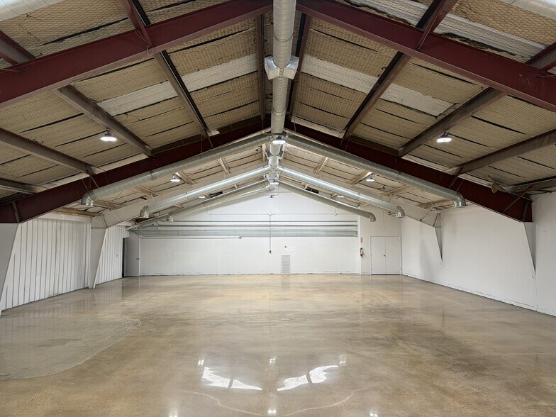 More Photos Of 1720 Riverside Dr, Fort Worth Warehouse For Lease