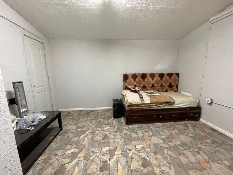 More Photos Of 12461 Amethyst Ave, Cutler General Retail For Sale