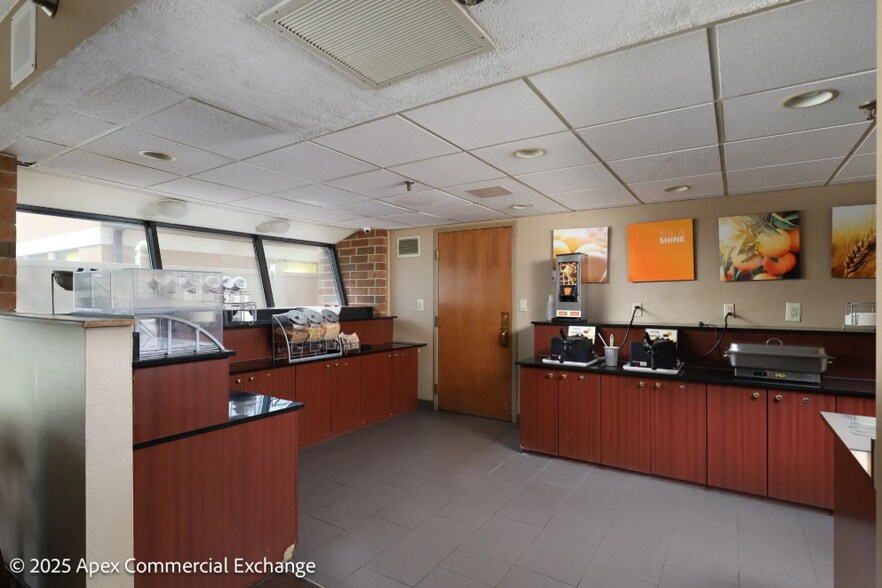 More Photos Of 525 N Canal Rd, Lansing Hotel For Sale