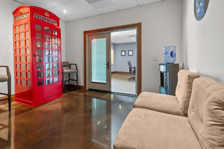 More Photos Of 2492 Crest Dr, Lake Geneva Office For Sale