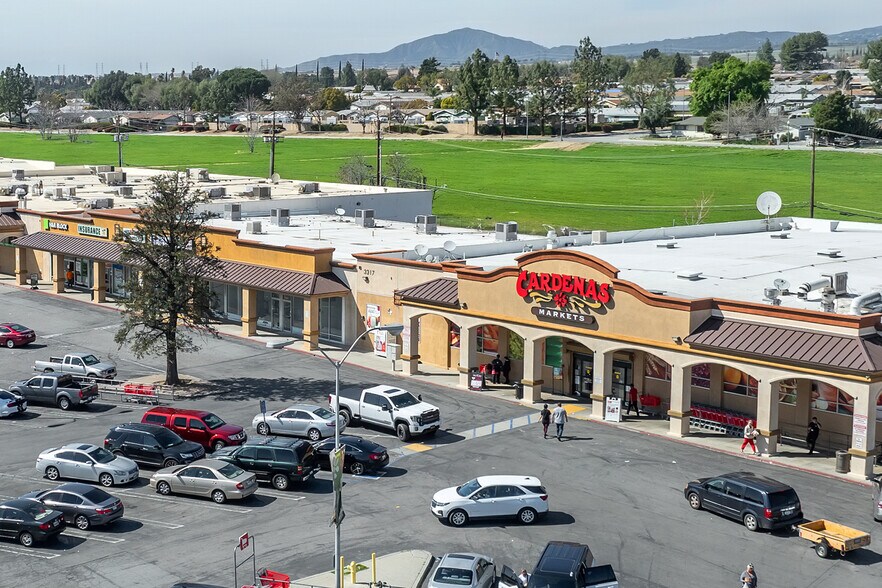 More Photos Of 3251-3333 W Ramsey st, Banning Supermarket For Sale