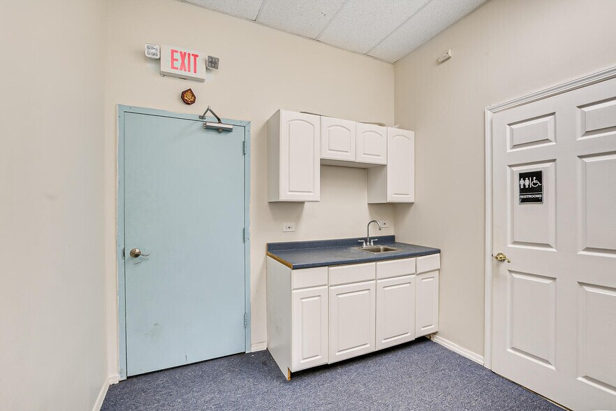 More Photos Of 22 Meridian Rd, Edison Medical For Sale