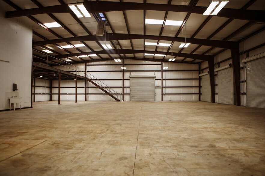 More Photos Of 2103 Longwood Dr, Brenham Warehouse For Lease