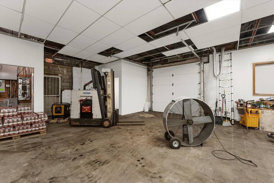 More Photos Of 18703 E 10 Mile Rd, Roseville Storefront For Lease