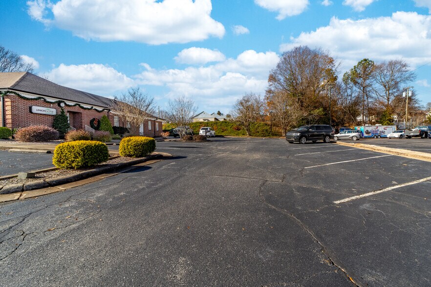 More Photos Of 824 S Dekalb St, Shelby Medical For Sale