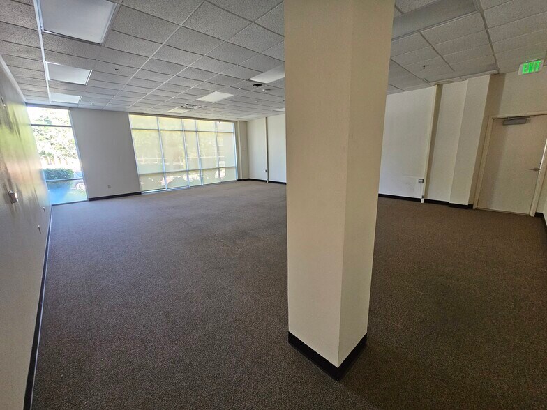 More Photos Of 303 S Water St, Henderson Office For Sale