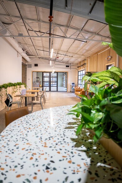 More Photos Of 600 S 1st St, Rogers Warehouse For Lease