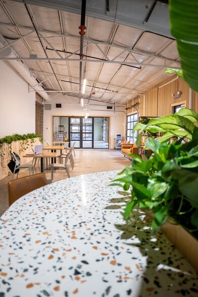 More Photos Of 600 S 1st St, Rogers Warehouse For Lease