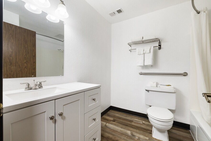 More Photos Of 321 N Johnson St, Kennewick Hotel For Sale