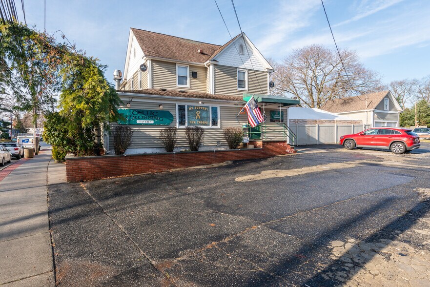 More Photos Of 83 Pulaski Rd, Kings Park Bar For Sale