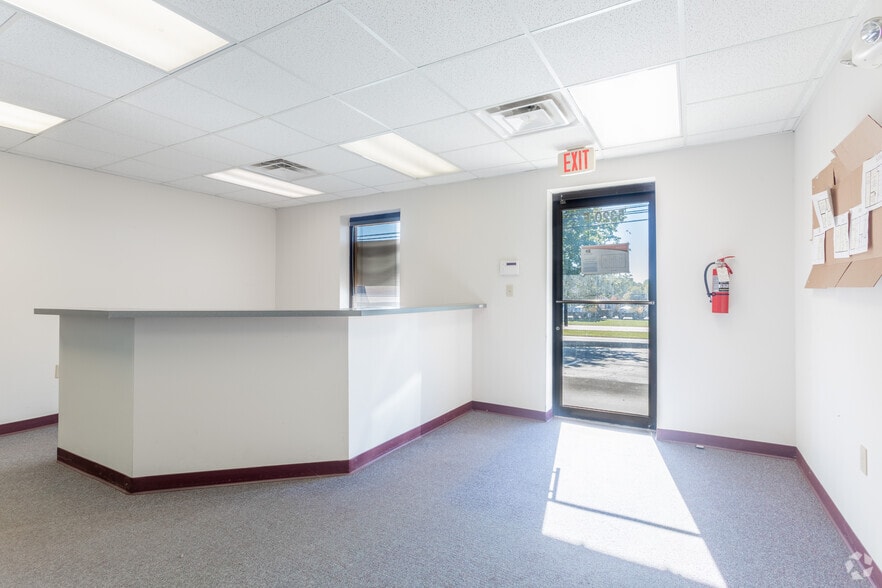 More Photos Of 5306-5346 Peters Creek Rd, Roanoke Showroom For Lease