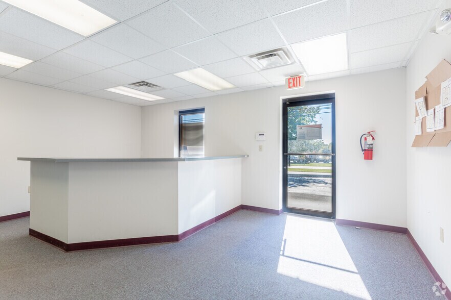 More Photos Of 5306 Peters Creek Rd, Roanoke Showroom For Sale