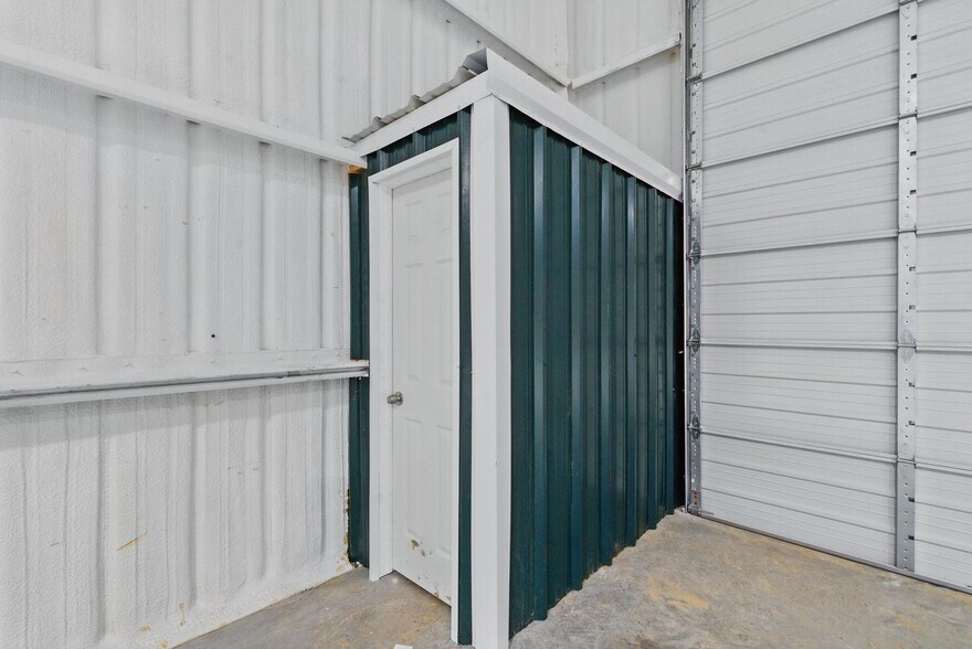 More Photos Of 120 W Scenic Trl, Weatherford Warehouse For Lease