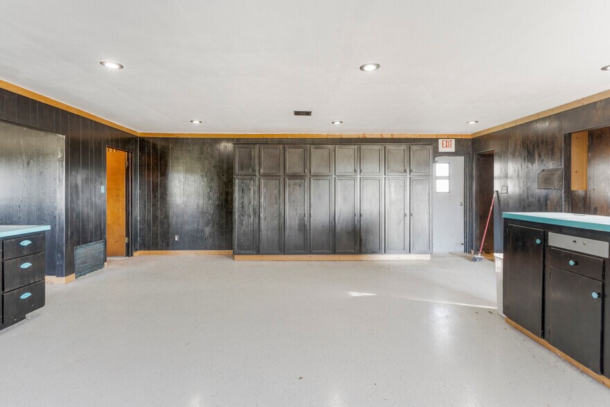 More Photos Of 600 W Cherry St, Cushing Warehouse For Lease