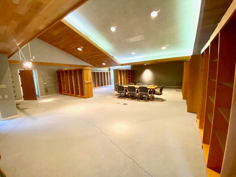 More Photos Of 5440 E County Road 450 N, Albany Loft Creative Space For Sale