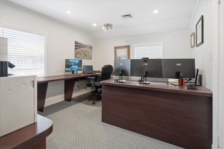 More Photos Of 20 Manor Rd, Smithtown Office For Sale