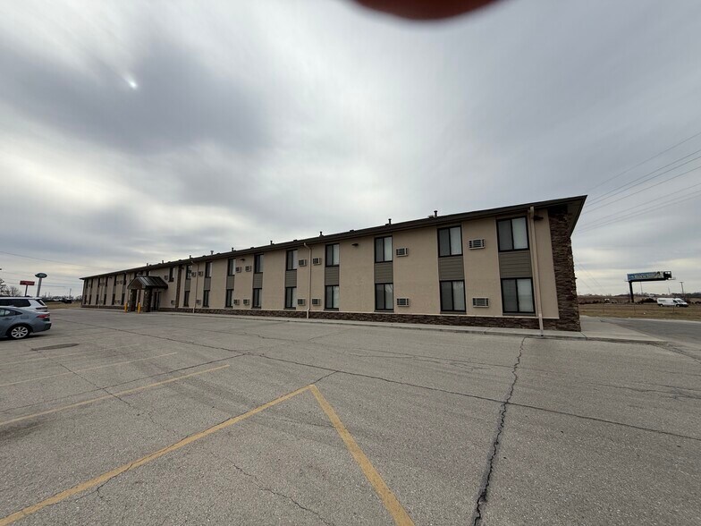 More Photos Of 2331 S Cedar St, Ottawa Apartments For Sale