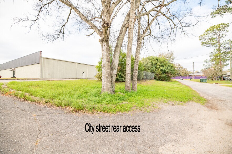 More Photos Of 1503 E Shotwell St, Bainbridge Storefront Retail Office For Sale