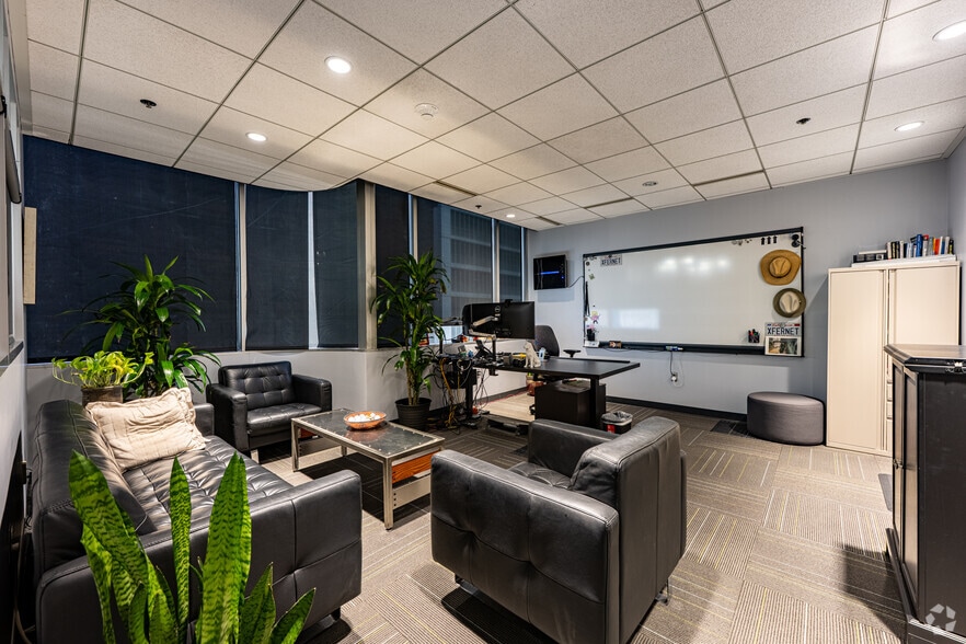 More Photos Of 3250 Wilshire Blvd, Los Angeles Office For Lease